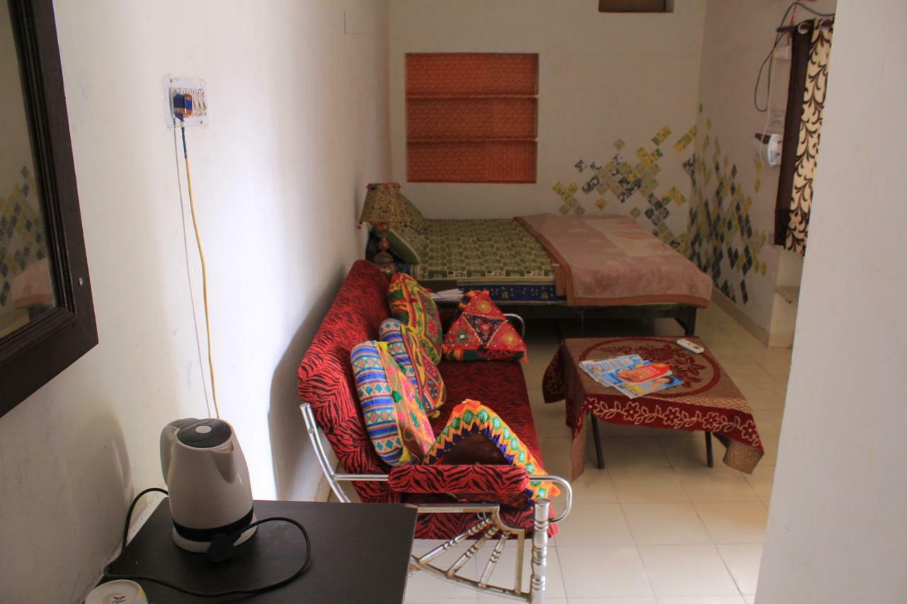 Nadya Homestay For Female & Family Jaipur Eksteriør billede