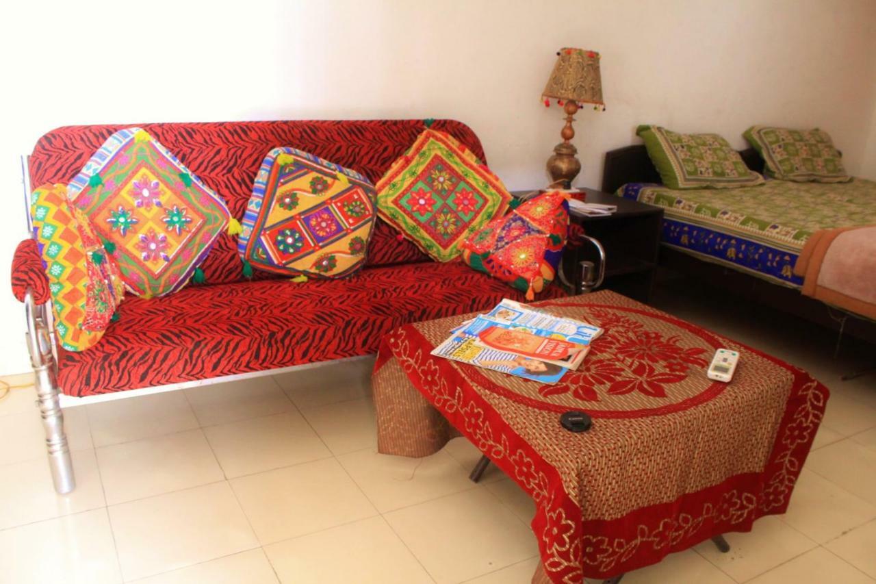 Nadya Homestay For Female & Family Jaipur Eksteriør billede
